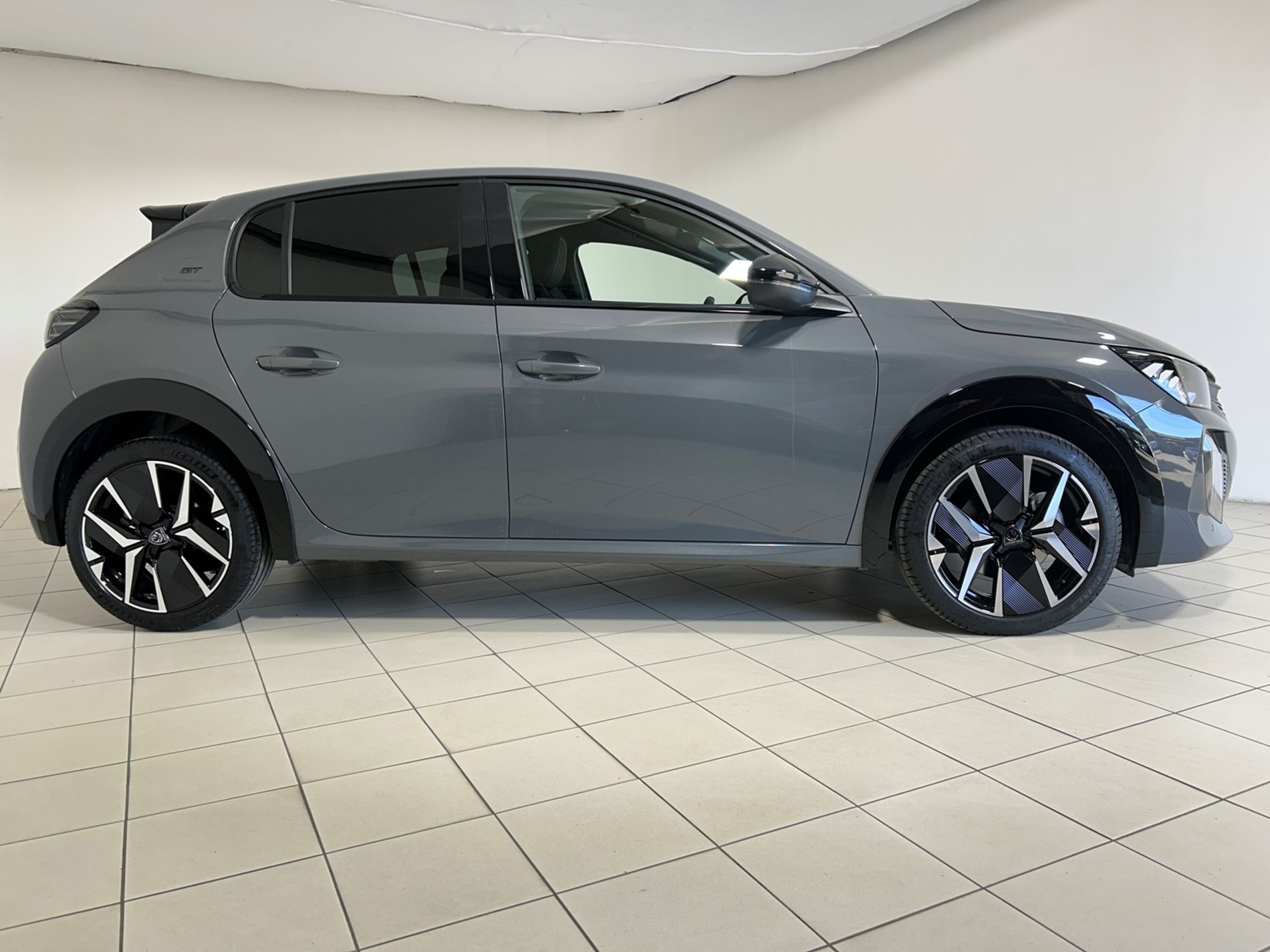 Peugeot 208 1.2 hybrid GT 145 cv e-dcs 6 - Autoviemme