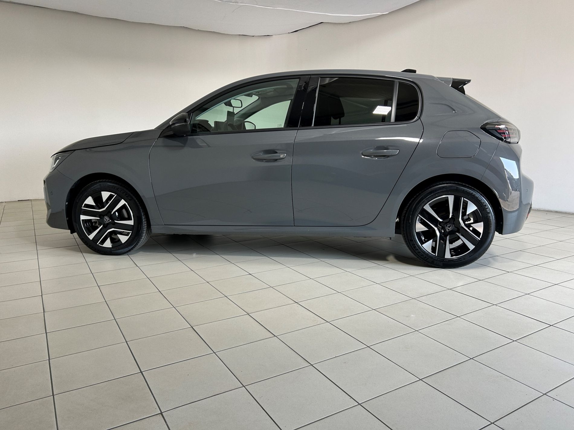 Peugeot 208 1.2 hybrid Active 100cv e-dcs 6   - Autoviemme
