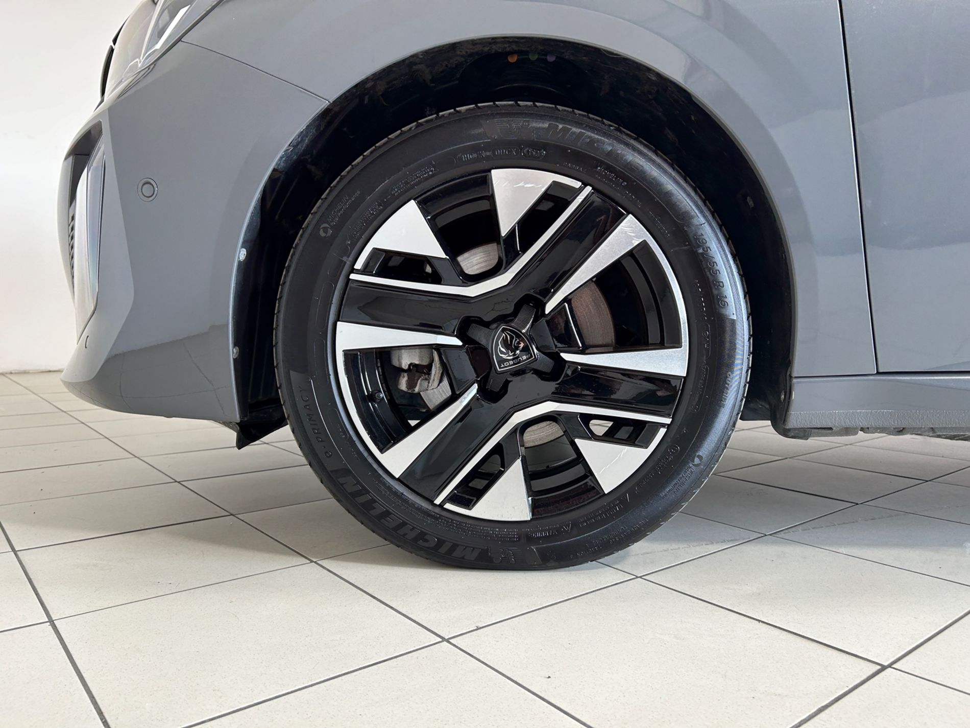 Peugeot 208 1.2 hybrid Active 100cv e-dcs 6   - Autoviemme